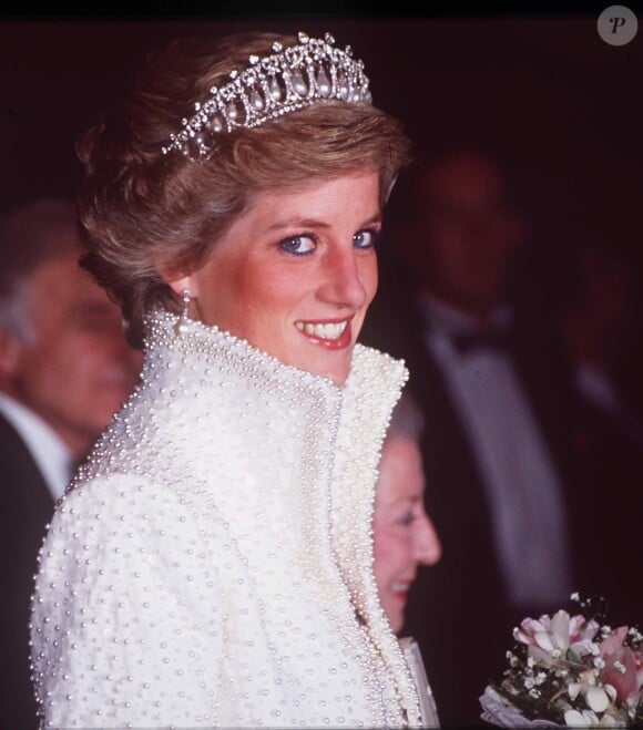 Info - Le 31 août 2022, ce sera le 25 ème anniversaire de la mort de Diana, princesse de Galles - Archives - La princesse Diana (Lady Di avec son diadème) lors d'une visite d'état à Hong Kong. Le 1er novembre 1989 