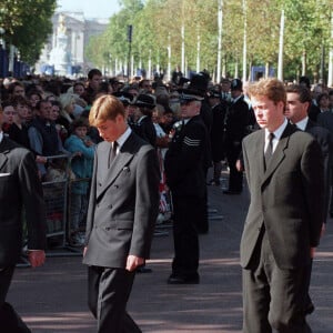 Charles Spencer, le prince William, duc de Cambridge, Le prince Harry, duc de Sussex, Le prince Charles, prince de Galles, le 6 septembre 1997 pour les obsèques de Lady Diana à Londres. 