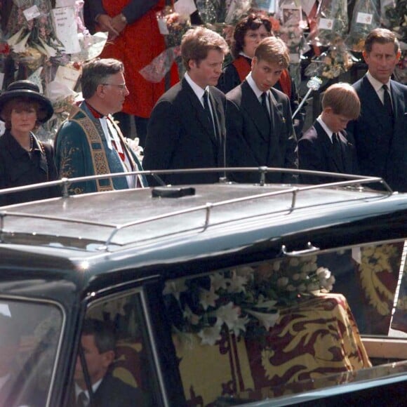 Charles Spencer, le prince William, duc de Cambridge, Le prince Harry, duc de Sussex, Le prince Charles, prince de Galles, le 6 septembre 1997 pour les obsèques de Lady Diana à Londres.