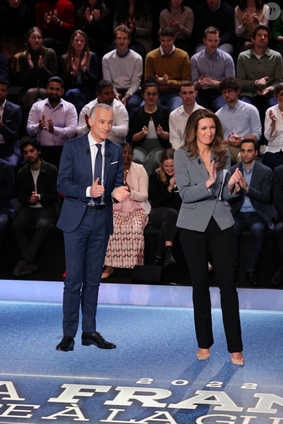 Gilles Bouleau, Anne-Claire Coudray - Les candidats à l'élection présidentielle sont sur le plateau de l'émission "La France face à la guerre" sur TF1 le 14 mars 2022. © Laurent Vu / Pool / Bestimage 