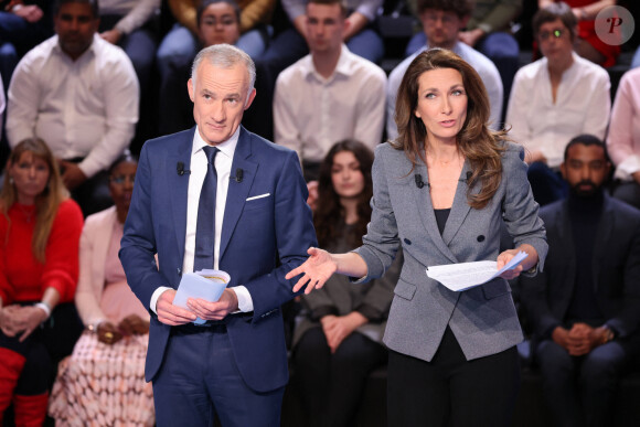 Ce qui n'est pas prévu puisque Gilles Bouleau est toujours en place à ce poste
Gilles Bouleau, Anne-Claire Coudray - Les candidats à l'élection présidentielle sont sur le plateau de l'émission "La France face à la guerre" sur TF1 le 14 mars 2022. © Laurent Vu / Pool / Bestimage 