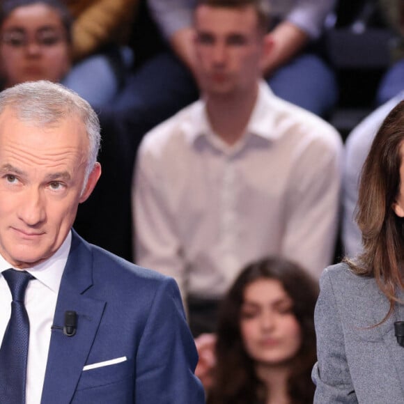 Ce qui n'est pas prévu puisque Gilles Bouleau est toujours en place à ce poste
Gilles Bouleau, Anne-Claire Coudray - Les candidats à l'élection présidentielle sont sur le plateau de l'émission "La France face à la guerre" sur TF1 le 14 mars 2022. © Laurent Vu / Pool / Bestimage 