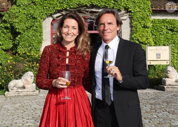 Anne-Claire a évoqué le côté contraignant de travailler le week-end pour sa vie privée sur RTL
Anne-Claire Coudray et son compagnon Nicolas Vix lors de la fête de la fleur et l'intronisation de personnalités commandeurs et ambassadeurs par la Commanderie du Bontemps au Château Smith Haut Lafitte à Martillac le 27 avril 2023. © Fabien Cottereau / Patrick Bernard / Bestimage