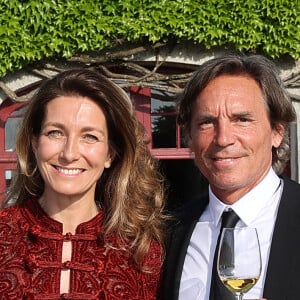 Anne-Claire Coudray et son compagnon Nicolas Vix lors de la fête de la fleur et l'intronisation de personnalités commandeurs et ambassadeurs par la Commanderie du Bontemps au Château Smith Haut Lafitte à Martillac le 27 avril 2023.  © Fabien Cottereau / Patrick Bernard / Bestimage 