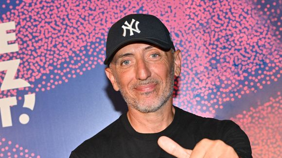 Gad Elmaleh affiche son changement physique, alors qu'il se rend à un grand événement