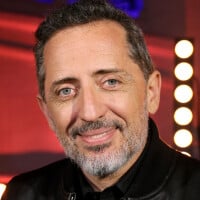 Gad Elmaleh affiche son changement physique, alors qu'il se rend à un grand événement