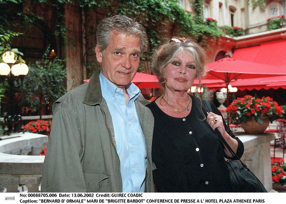Ils sont alors devenus inséparables 
Bernard d'Ormale et Brigitte Bardot en conférence de presse à l'hôtel Plaza Athénée à Paris le 13 juin 2002