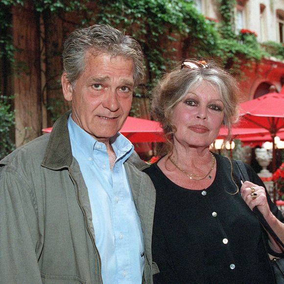 Ils sont alors devenus inséparables 
Bernard d'Ormale et Brigitte Bardot en conférence de presse à l'hôtel Plaza Athénée à Paris le 13 juin 2002