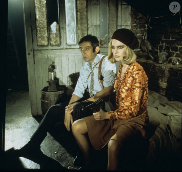 Archives - Serge Gainsbourg et Brigitte Bardot dans une parodie de Bonnie and Clyde. Le 15 novembre 1967. © Bernard Leguay via Bestimage