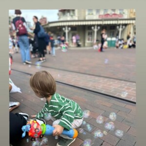 Dimanche 1er septembre, la jeune femme s'est rendue en famille à Disneyland et a documenté cette sortie sur Instagram. 
Ilona Smet a emmené son fils à Disneyland.