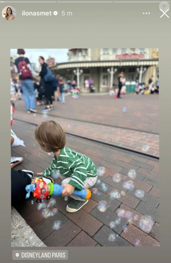 Dimanche 1er septembre, la jeune femme s'est rendue en famille à Disneyland et a documenté cette sortie sur Instagram. 
Ilona Smet a emmené son fils à Disneyland.