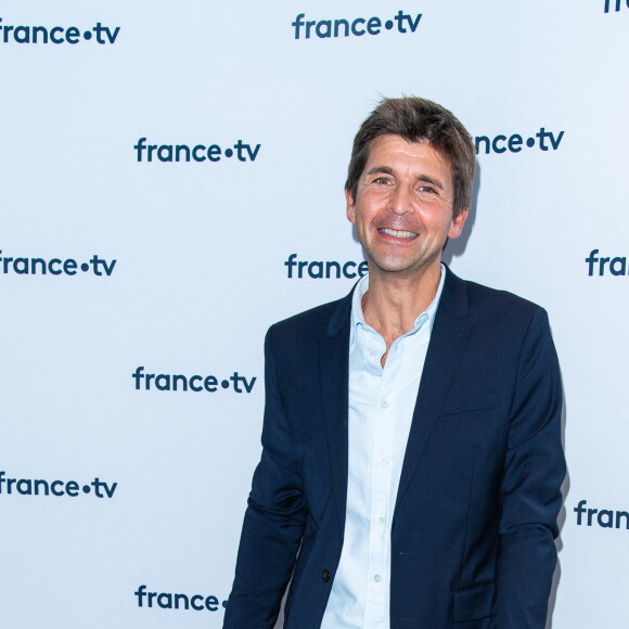 Thomas Sotto lors du photocall dans le cadre de la conférence de presse de France Télévisions au Pavillon Gabriel à Paris, France, le 24 août 2021. © Pierre Perusseau/Bestimage