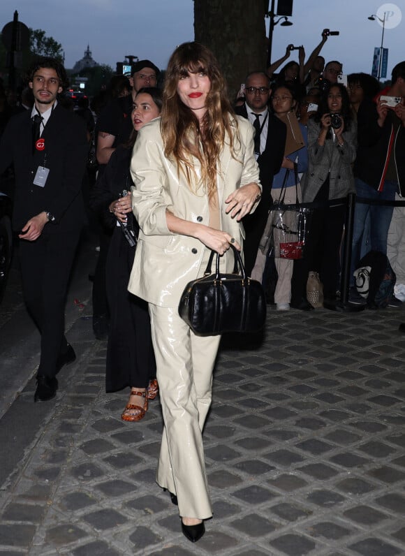 Lou Doillon au défilé de mode Hommes printemps-été 2025 "AMI Alexandre Mattiussi" lors de la fashion week de Paris. Le 20 juin 2024 © Denis Guignebourg / Bestimage 