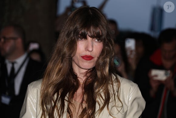 Lou Doillon - Arrivées au défilé de mode Hommes printemps-été 2025 "AMI Alexandre Mattiussi" lors de la fashion week de Paris. Le 20 juin 2024 © Denis Guignebourg / Bestimage 