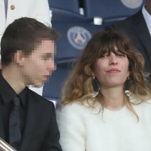 Lou Doillon et son fils Marlowe dans les tribunes lors du match de Ligue 1 "PSG - Rennes" au Parc des Princes à Paris, le 12 mai 2018. 