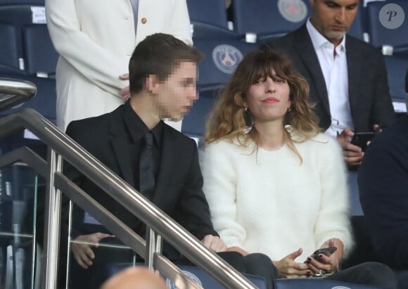 Lou Doillon et son fils Marlowe dans les tribunes lors du match de Ligue 1 "PSG - Rennes" au Parc des Princes à Paris, le 12 mai 2018. 