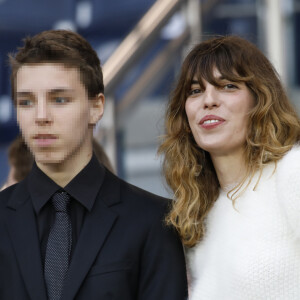 Lou Doillon et son fils Marlowe dans les tribunes lors du match de Ligue 1 "PSG - Rennes" au Parc des Princes à Paris, le 12 mai 2018. © Marc Ausset-Lacroix/Bestimage 