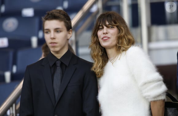 Lou Doillon et son fils Marlowe dans les tribunes lors du match de Ligue 1 "PSG - Rennes" au Parc des Princes à Paris, le 12 mai 2018. © Marc Ausset-Lacroix/Bestimage 