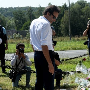 Anthony Delon découvrant les hommages devant les grilles de la propriété de Douchy, quelques heures avant les obsèques de son père, A.Delon, le 24 août 2024.