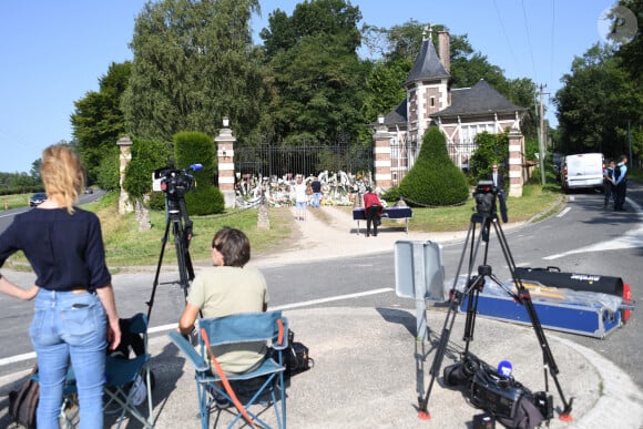 Les hommages se multiplient devant l'entrée de la maison de Alain Delon à Douchy le 22 août 2024.