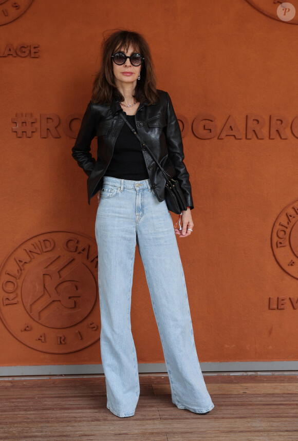 Hormis un post Instagram ?
Anne Parillaud - Célébrités au village des Internationaux de France de tennis de Roland Garros 2024 à Paris le 7 juin 2024. © Jacovides-Moreau/Bestimage 