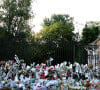 Le domaine inclut un lac artificiel, une salle de cinéma, une piscine intérieure et extérieure, un terrain de tennis, et des logements pour le personnel
Fleurs et messages déposés par les fans devant la propriété d'Alain Delon à quelques heures des obsèques de l'acteur qui auront lieu dans la chapelle à l'intérieur de sa propriété à Douchy-Montcorbon le 24 août 2024. 