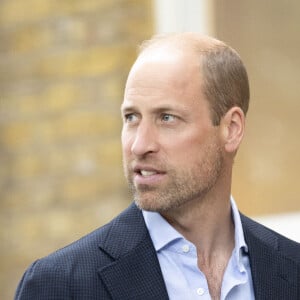 Le prince William, prince de Galles, visite la galerie Saatchi sur King's Road dans le quartier de Chelsea, à Londres, Royaume Uni, le 5 septembre 2024, pour découvrir « Homelessness: Reframed », une exposition révolutionnaire qui donne vie aux complexités du sans-abrisme. © GoffPhotos/Bestimage 