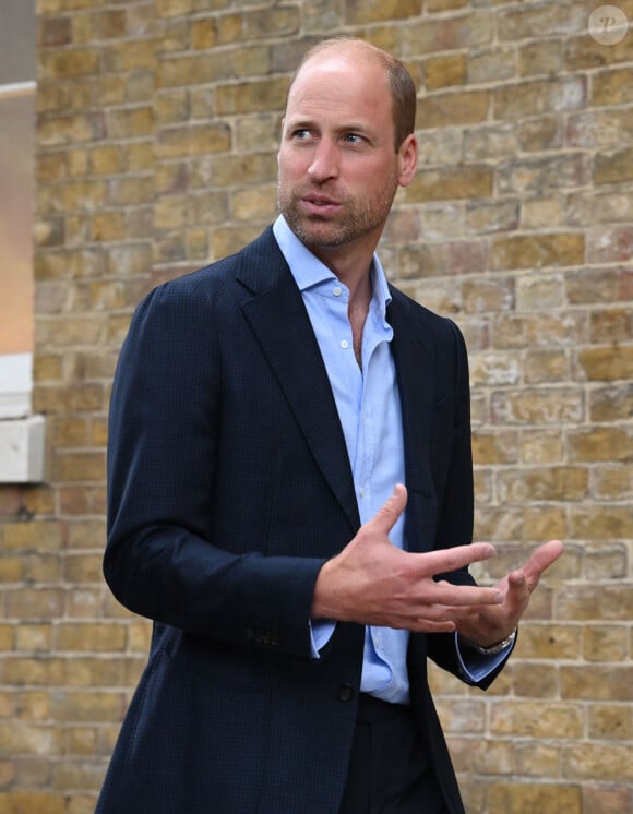 Le prince William, prince de Galles, visite la galerie Saatchi sur King's Road dans le quartier de Chelsea, à Londres, Royaume Uni, le 5 septembre 2024, pour découvrir « Homelessness: Reframed », une exposition révolutionnaire qui donne vie aux complexités du sans-abrisme. © Justin Goff/GoffPhotos/Bestimage 