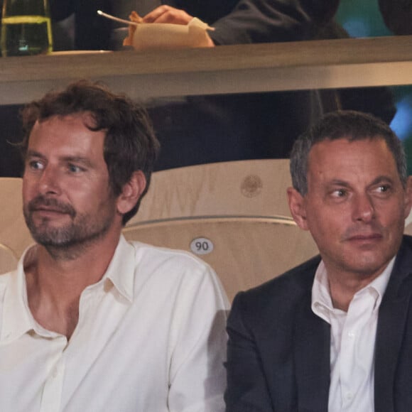 François Roelants et son mari Marc-Olivier Fogiel - Personnalités dans les tribunes lors des Internationaux de France de tennis de Roland Garros 2024 à Paris. Le 29 mai 2024 © Jacovides-Moreau / Bestimage 