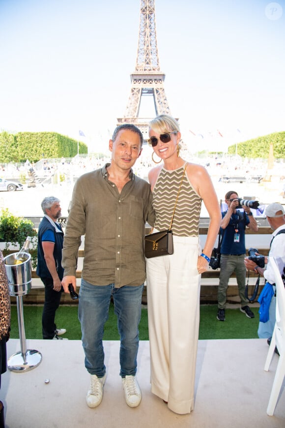 Exclusif - Marc Olivier Fogiel et Laeticia Hallyday dans l'Espace VIP lors de la 9ème édition du "Longines Paris Eiffel Jumping" au Champ de Mars à Paris, France, le 25 juin 2023. © Perusseau-Veeren/Bestimage 