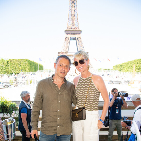 Exclusif - Marc Olivier Fogiel et Laeticia Hallyday dans l'Espace VIP lors de la 9ème édition du "Longines Paris Eiffel Jumping" au Champ de Mars à Paris, France, le 25 juin 2023. © Perusseau-Veeren/Bestimage 