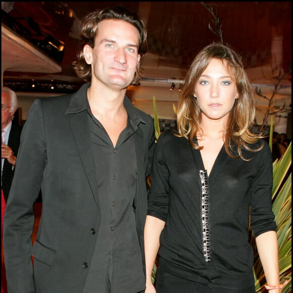 Avec qui elle a entamé une relation en 2004
Laura Smet "flattée" d'avoir été en couple avec Frédéric Beigbeder : Une romance courte et passionnée 