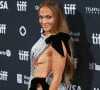 Mettant en valeur à merveille le corps de la bomba latina, la robe ornée de strass est fendue totalement sur les 2 côtés que des noeuds noirs en velours viennent rattacher.
Jennifer Lopez au Toronto International Film Festival pour l'avant-première du film Instoppable (Credit Image: © Picjer/imageSPACE via ZUMA Press Wire)