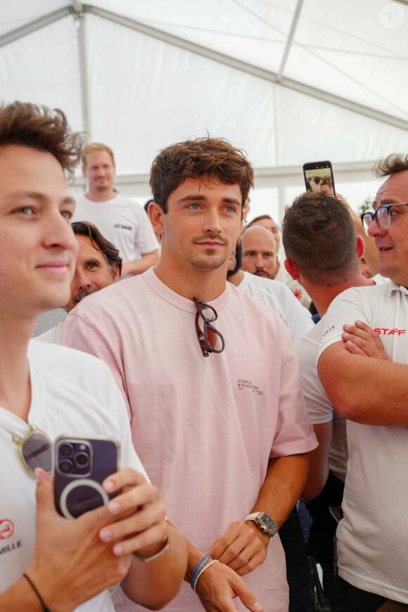 De nombreux pilotes, dont des célébrités, étaient aussi de la partie à l'instar de Charles Leclerc, Tomer Sisley, l'animateur Gérard Holtz ou encore l'ex-cycliste Richard Virenque.
Exclusif - Théo Cosset, Charles Leclerc lors du marathon Karting Jules Bianchi (jour 1) au circuit Paul Ricard au Castellet, France, le 6 septembre 2024. © Anne-Sophie Guebey via Bestimage