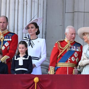 Le prince William, prince de Galles, Catherine (Kate) Middleton, princesse de Galles, le prince George de Galles, le prince Louis de Galles, la princesse Charlotte de Galles, le roi Charles III d'Angleterre, Camilla Parker Bowles, reine consort d'Angleterre et Sophie Rhys-Jones, duchesse d'Edimbourg - Les membres de la famille royale britannique au balcon du Palais de Buckingham lors de la parade militaire "Trooping the Colour" à Londres, Royaume Uni, le 15 juin 2024. © Backgrid UK/Bestimage 