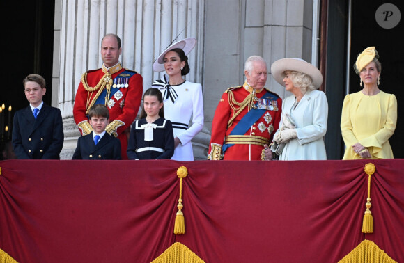 Le prince William, prince de Galles, Catherine (Kate) Middleton, princesse de Galles, le prince George de Galles, le prince Louis de Galles, la princesse Charlotte de Galles, le roi Charles III d'Angleterre, Camilla Parker Bowles, reine consort d'Angleterre et Sophie Rhys-Jones, duchesse d'Edimbourg - Les membres de la famille royale britannique au balcon du Palais de Buckingham lors de la parade militaire "Trooping the Colour" à Londres, Royaume Uni, le 15 juin 2024. © Backgrid UK/Bestimage 