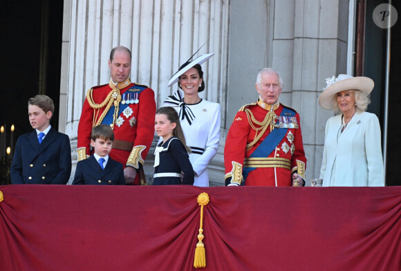 Le prince William, prince de Galles, Catherine (Kate) Middleton, princesse de Galles, le prince George de Galles, le prince Louis de Galles, la princesse Charlotte de Galles, le roi Charles III d'Angleterre et Camilla Parker Bowles, reine consort d'Angleterre,- Les membres de la famille royale britannique au balcon du Palais de Buckingham lors de la parade militaire "Trooping the Colour" à Londres, Royaume Uni, le 15 juin 2024. © Backgrid UK/Bestimage 