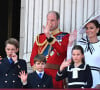 Mais également lors de l'anniversaire du règne de Charles III pendant la cérémonie Trooping the Colour
Le prince William, prince de Galles, Catherine (Kate) Middleton, princesse de Galles, le prince George de Galles, le prince Louis de Galles, et la princesse Charlotte de Galles - Les membres de la famille royale britannique au balcon du Palais de Buckingham lors de la parade militaire "Trooping the Colour" à Londres, Royaume Uni, le 15 juin 2024. © Backgrid UK/Bestimage 