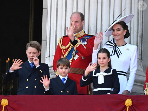 Mais également lors de l'anniversaire du règne de Charles III pendant la cérémonie Trooping the Colour
Le prince William, prince de Galles, Catherine (Kate) Middleton, princesse de Galles, le prince George de Galles, le prince Louis de Galles, et la princesse Charlotte de Galles - Les membres de la famille royale britannique au balcon du Palais de Buckingham lors de la parade militaire "Trooping the Colour" à Londres, Royaume Uni, le 15 juin 2024. © Backgrid UK/Bestimage 