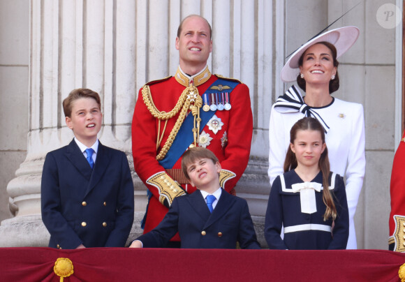 Le prince William, prince de Galles, Catherine (Kate) Middleton, princesse de Galles, le prince George de Galles, le prince Louis de Galles, et la princesse Charlotte de Galles - Les membres de la famille royale britannique au balcon du Palais de Buckingham lors de la parade militaire "Trooping the Colour" à Londres, Royaume Uni, le 15 juin 2024. © Ian Vogler/MirrorPix/Bestimage 