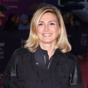 Après la polémique suscitée par l'éviction d'Ibrahim Maalouf du jury du Festival de Deauville, l'événement a débuté en grande pompe. 
Julie Gayet - Arrivées à la projection du film "Beetlejuice Beetlejuice" lors de la 50ème édition du Festival du Cinema Américain de Deauville, France. © Denis Guignebourg/BestImage