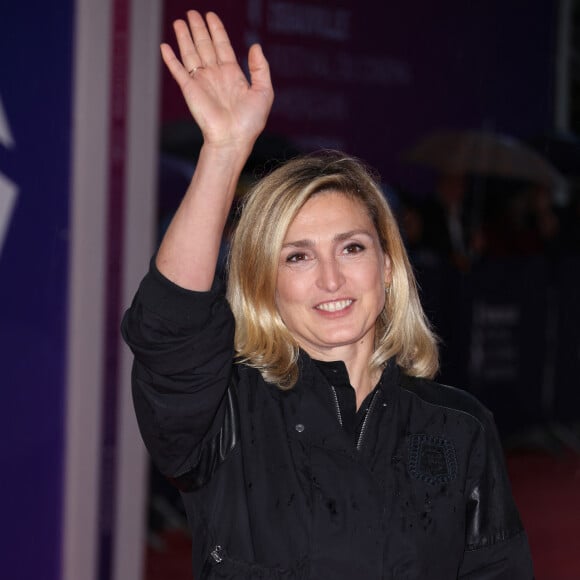 Les célébrités se sont succédé sur le tapis rouge avant la projection du film "Beetlejuice Beetlejuice" de Tim Burton. Julie Gayet a fait sensation et elle n'était pas la seule. 
Julie Gayet - Arrivées à la projection du film "Beetlejuice Beetlejuice" lors de la 50ème édition du Festival du Cinema Américain de Deauville, France, le 7 eptembre 2024. © Denis Guignebourg/BestImage