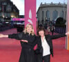 Elle a même fait le show malgré la météo capricieuse
Julie Gayet et Nathalie Labarthe - Arrivées à la projection du film "Beetlejuice Beetlejuice" lors de la 50ème édition du Festival du Cinema Américain de Deauville, France, le 7 eptembre 2024. © Denis Guignebourg/BestImage