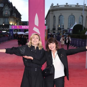 Elle a même fait le show malgré la météo capricieuse
Julie Gayet et Nathalie Labarthe - Arrivées à la projection du film "Beetlejuice Beetlejuice" lors de la 50ème édition du Festival du Cinema Américain de Deauville, France, le 7 eptembre 2024. © Denis Guignebourg/BestImage