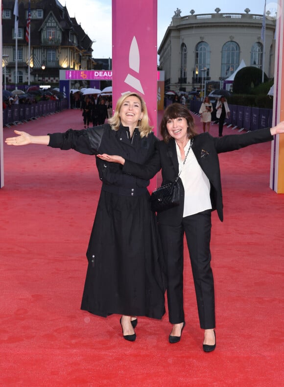 Elle a même fait le show malgré la météo capricieuse
Julie Gayet et Nathalie Labarthe - Arrivées à la projection du film "Beetlejuice Beetlejuice" lors de la 50ème édition du Festival du Cinema Américain de Deauville, France, le 7 eptembre 2024. © Denis Guignebourg/BestImage