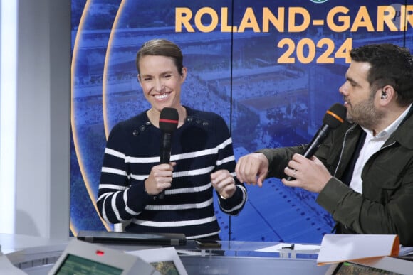 Exclusif - Anniversaire surprise pour Justine Henin (Ex N°1du tennis féminin), 42 ans ce 1er Juin, souhaité par l'équipe de L. Luyat et Matthieu Lartot sur le plateau de France Télévision lors des Internationaux de France de Tennis de Roland Garros 2024 - Jour 7 à Paris, France, le 1er Juin. © Bertrand Rindoff/Bestimage