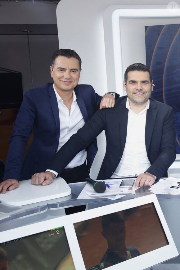 Exclusif - Les journalistes Laurent Luyat et Matthieu Lartot - Plateau de France Télévision lors des Internationaux de France de Tennis de Roland Garros 2024 - Jour 1 à Paris le 26 Mai. © Bertrand Rindoff / Bestimage