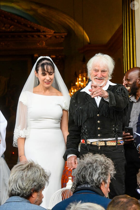 Murielle Mégevand et Hugues Aufray sur le parvis de l'église - Mariage d'Hugues Aufray et de Murielle Mégevand à l’église Saint-Vigor de Marly-Le Roy, France, le 2 septembre 2023. 