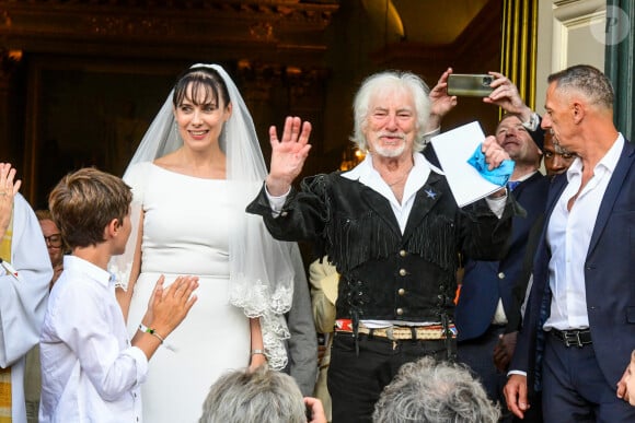 Leur amour est né d’un véritable coup de foudre
Murielle Mégevand et Hugues Aufray sur le parvis de l'église - Mariage d'Hugues Aufray et de Murielle Mégevand à l’église Saint-Vigor de Marly-Le Roy, France, le 2 septembre 2023. 