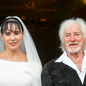 Murielle Mégevand et Hugues Aufray sur le parvis de l'église - Mariage d'Hugues Aufray et de Murielle Mégevand à l’église Saint-Vigor de Marly-Le Roy, France, le 2 septembre 2023. 